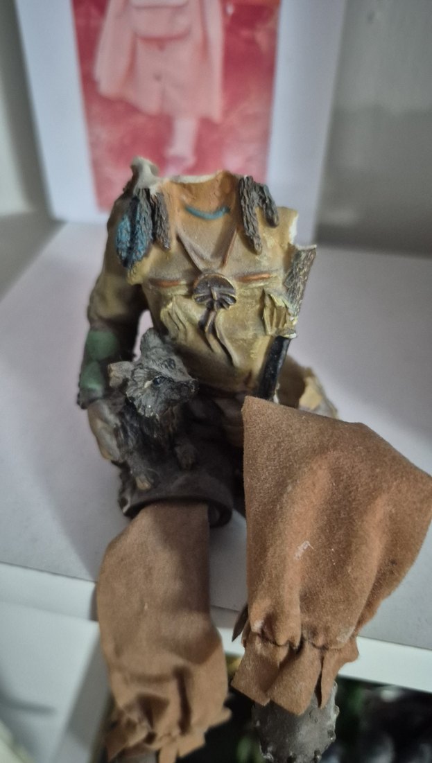 Kahverengi Kıyafetli Kafasız Figürin - Görsel 3