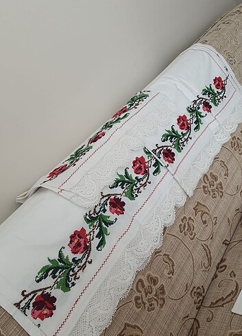 Çeyizlik.. 2 etek 1 uzun yastık dantel ve her inceliği el emeği