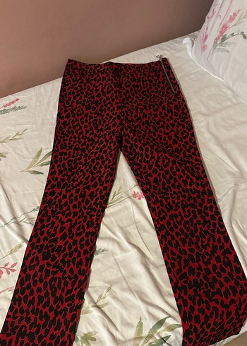 Zara Kırmızı Leopar Desenli Fermuarlı Kadın Pantolon