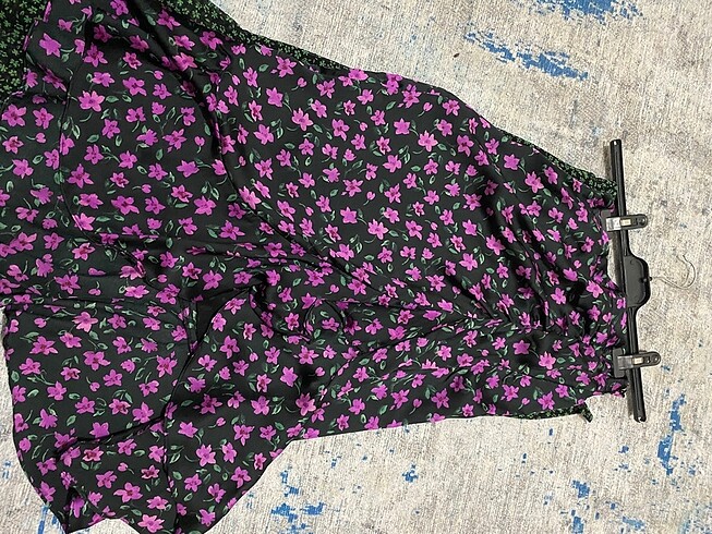 Bershka mır çiçekli saten yırtmaçlı etek