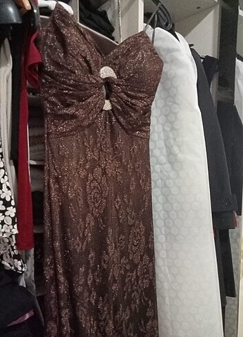 Kahverengi şık bir elbise