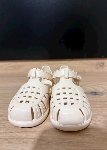 22 Beden beyaz Renk 22 numara İgor Sandalet