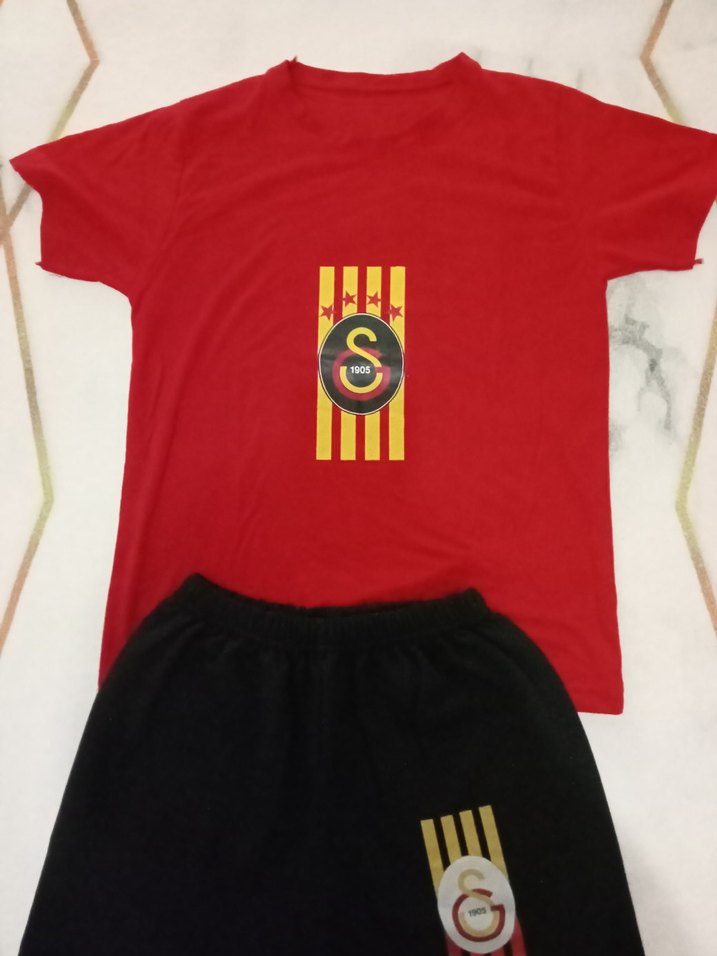 Baskılı Kırmızı Tişört ve Siyah Şort Takımı - Görsel 2