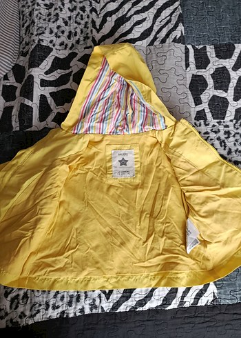 Kız Çocuk Kapüşonlu Sarı Yağmurluk - Görsel 2