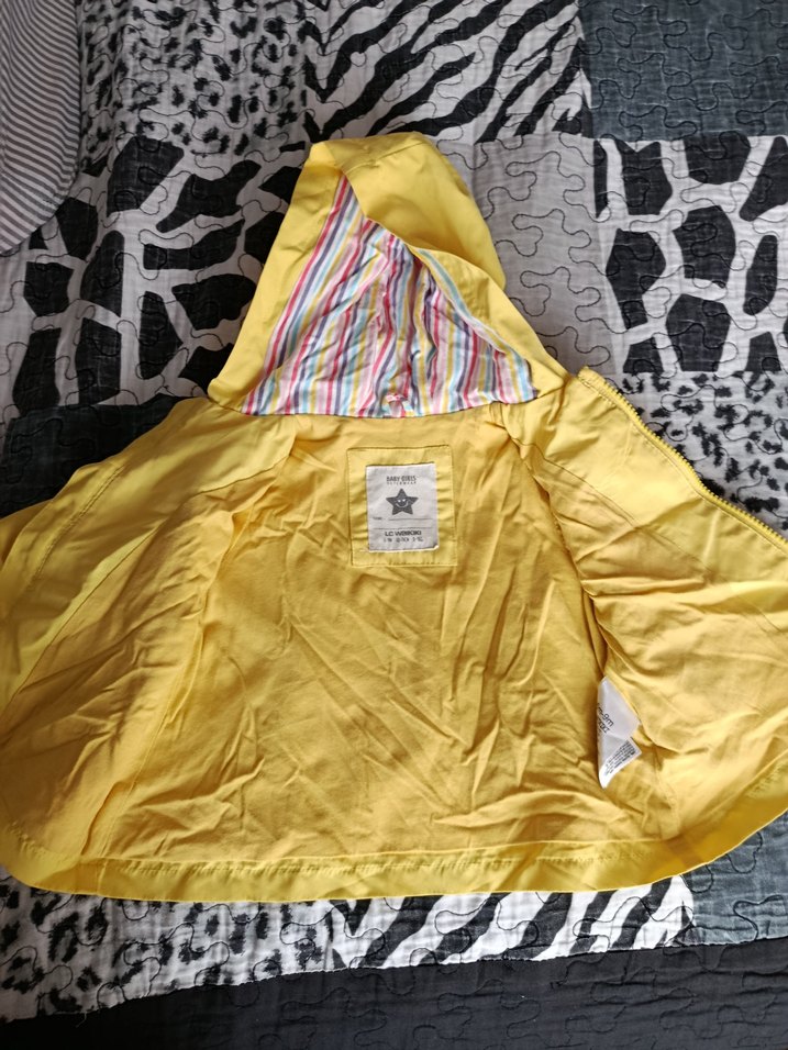 Kız Çocuk Kapüşonlu Sarı Yağmurluk - Görsel 2