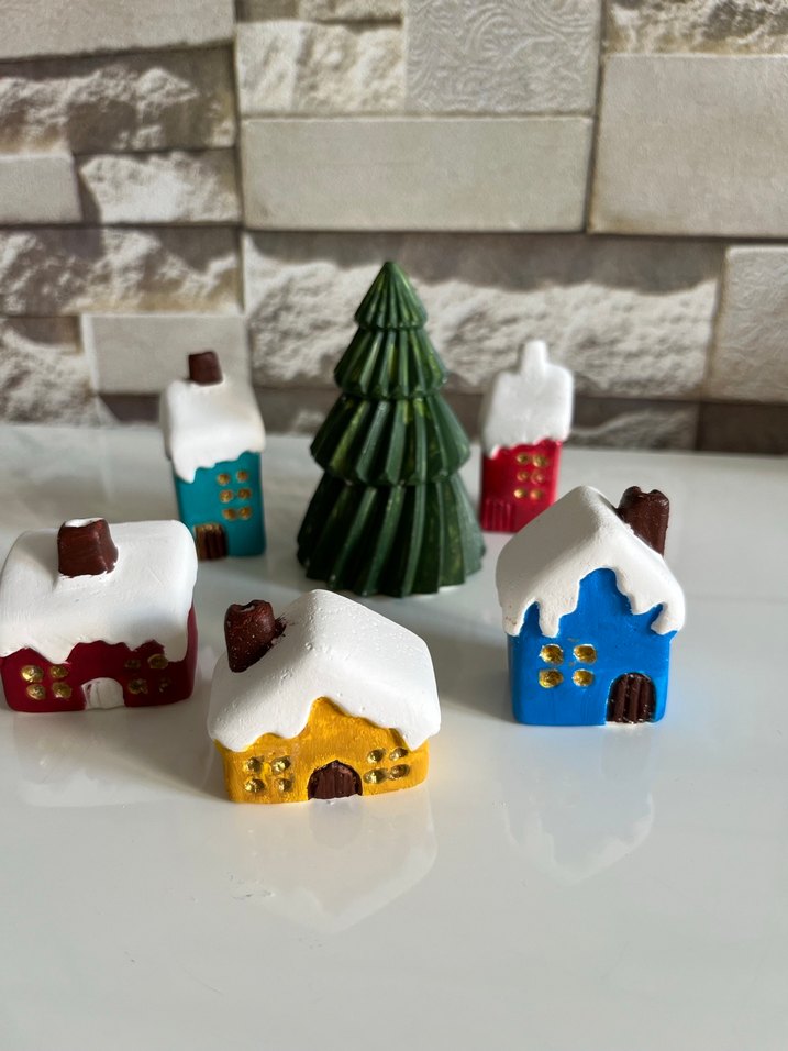 Renkli Mini Ev ve Çam Ağacı Figürleri - Görsel 2