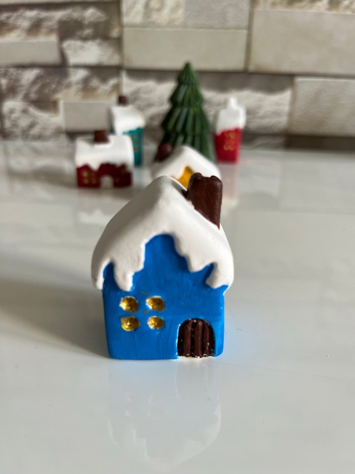 Renkli Mini Ev ve Çam Ağacı Figürleri - Görsel 5