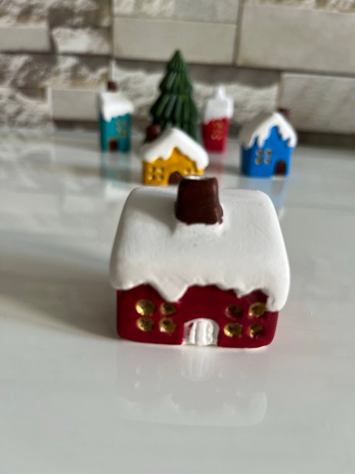 Renkli Mini Ev ve Çam Ağacı Figürleri - Görsel 4