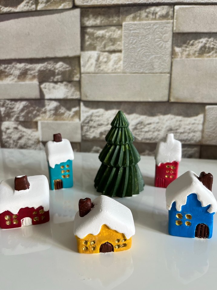 Renkli Mini Ev ve Çam Ağacı Figürleri - Görsel 3