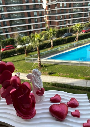 Beyaz Dalgalı Tabanlı Kalp ve Figürlü Biblo mum - Görsel 8