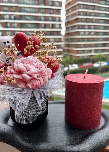 Renkli Kırmızı Mum ve Dekoratif Çiçek Aranjmanı - Görsel 4