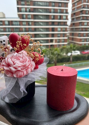 Renkli Kırmızı Mum ve Dekoratif Çiçek Aranjmanı - Görsel 2