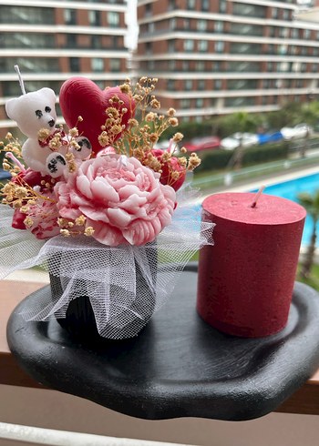 Renkli Kırmızı Mum ve Dekoratif Çiçek Aranjmanı - Görsel 8