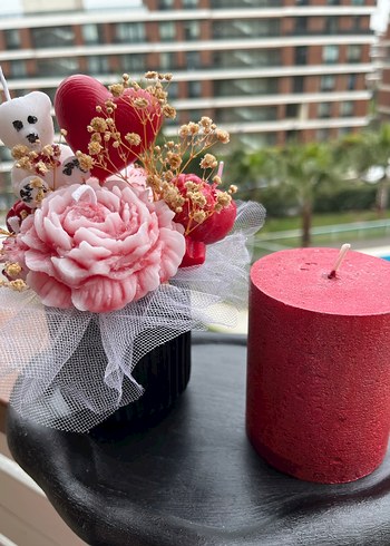 Renkli Kırmızı Mum ve Dekoratif Çiçek Aranjmanı - Görsel 6