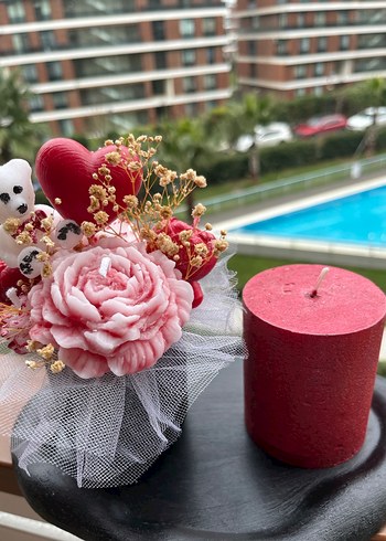 Renkli Kırmızı Mum ve Dekoratif Çiçek Aranjmanı - Görsel 5