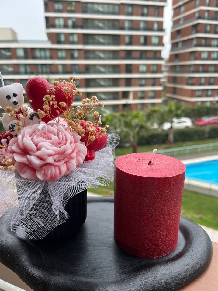 Renkli Kırmızı Mum ve Dekoratif Çiçek Aranjmanı - Görsel 2