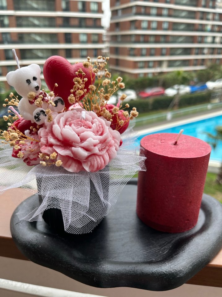 Renkli Kırmızı Mum ve Dekoratif Çiçek Aranjmanı - Görsel 3