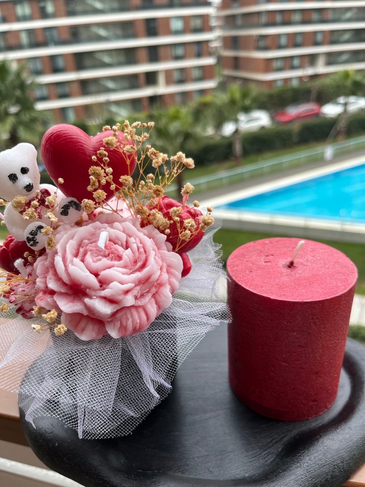 Renkli Kırmızı Mum ve Dekoratif Çiçek Aranjmanı - Görsel 5