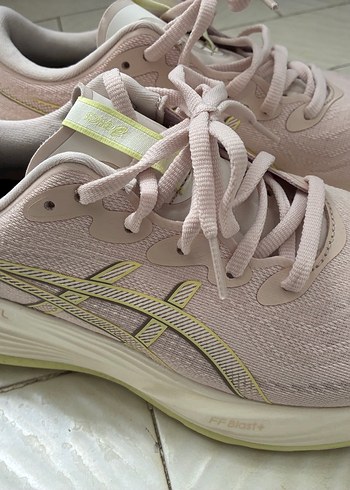 Asics ürünü