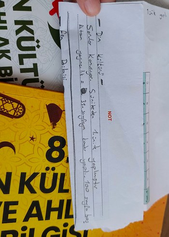 Sınav hazırlık kitabı, sarı ve gri renkli