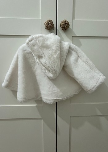 Kız Çocuk Beyaz Kapüşonlu Kürklü Pelerin - Görsel 2