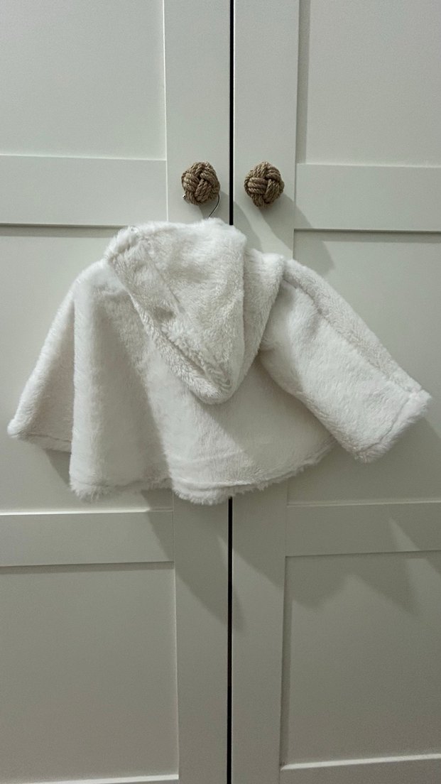 Kız Çocuk Beyaz Kapüşonlu Kürklü Pelerin - Görsel 2