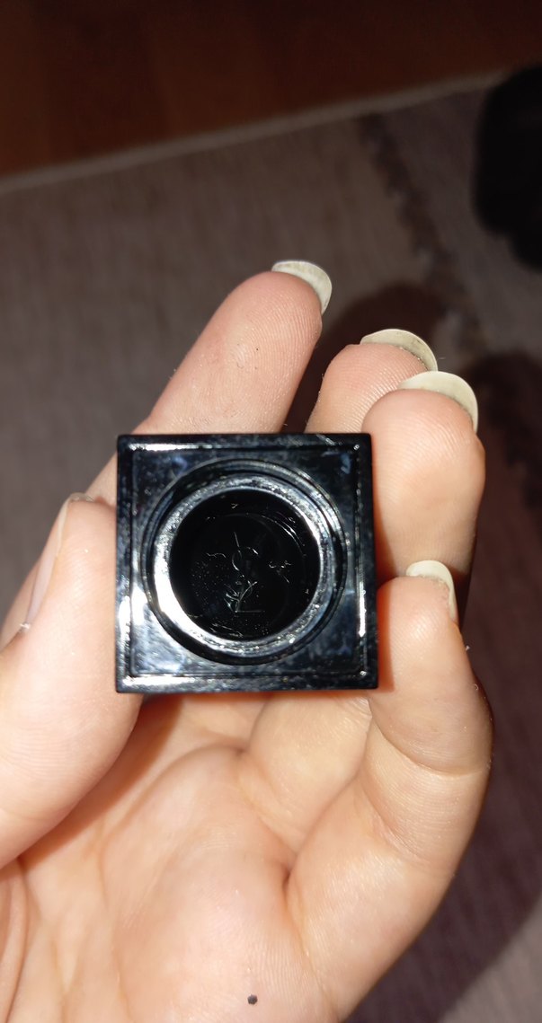 Kadın Parfümü Şişesi - Şeffaf ve Altın Detaylı - Görsel 3