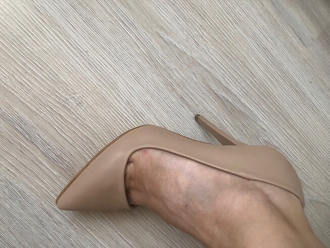 Bej stiletto