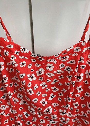 Kırmızı Çiçek Desenli Askılı Mini Elbise - Görsel 5