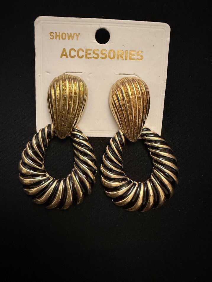 Gold ve Siyah detaylı küpe - Görsel 3