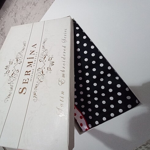 Kırmızı siyah pamuk saten nevresim takımı kutusunda - Görsel 5