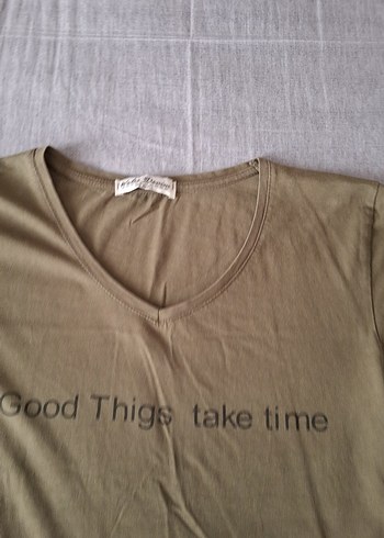 V Yaka Haki Süet Tişört - Görsel 4