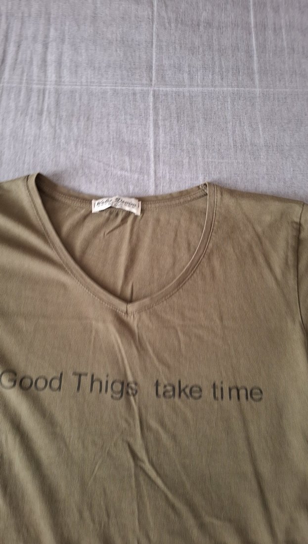 V Yaka Haki Süet Tişört - Görsel 4