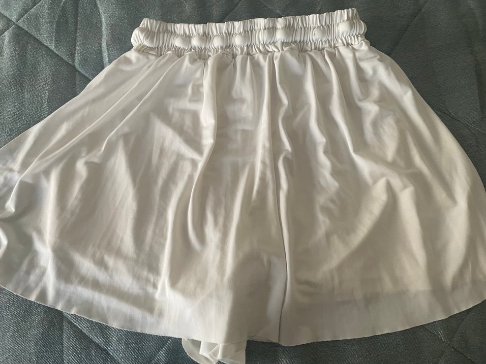 Beyaz Piliseli  saten şort - Görsel 3