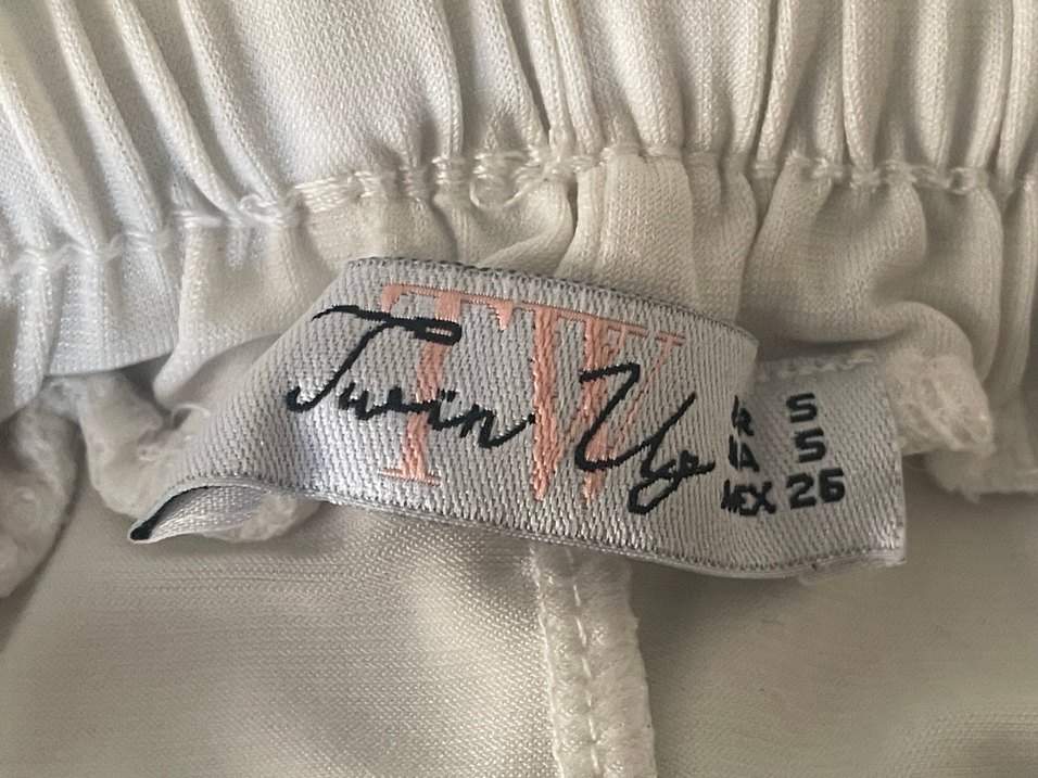 Beyaz Piliseli  saten şort - Görsel 4