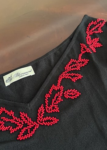 Kırmızı İşlemeli V Yaka Siyah üst - Görsel 8