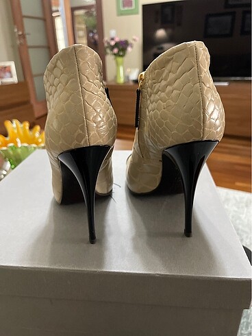 Giuseppe Zanotti Giuseppe Zanotti bilek boyu bot