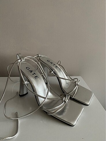 Gümüş topuklu ayakkabı