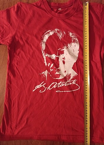 12-13 Yaş Beden Kırmızı fonlu Atatürk tişörtü 
