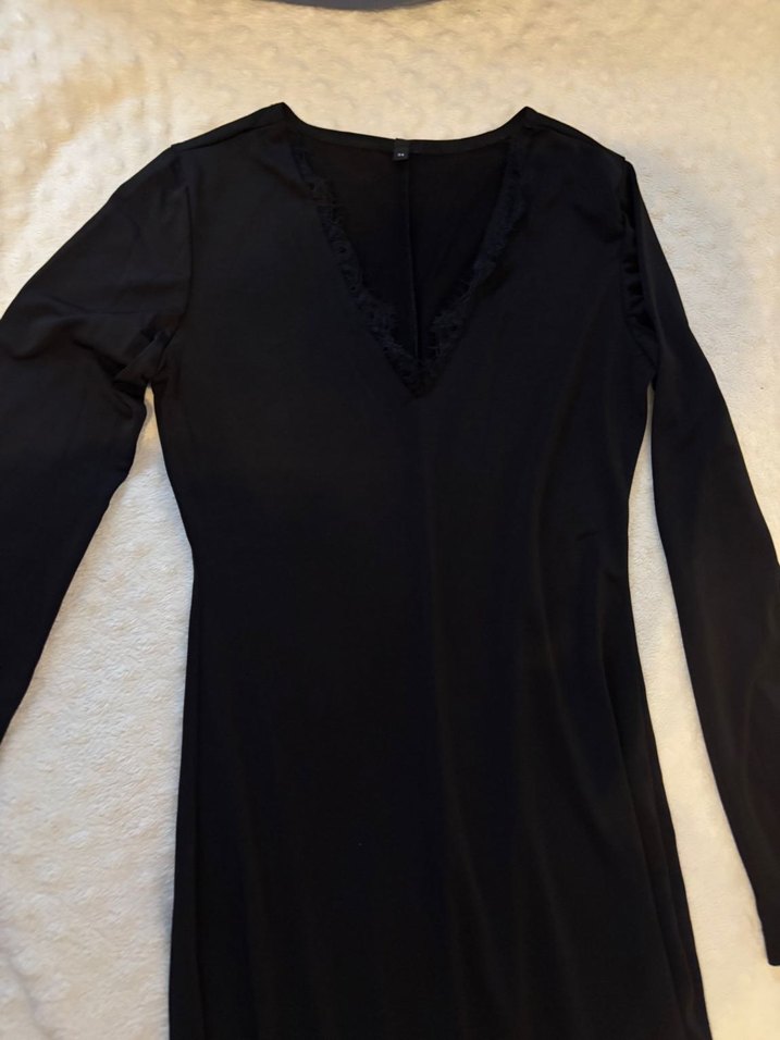 Siyah yırtmaçlı v yaka elbise - Görsel 3