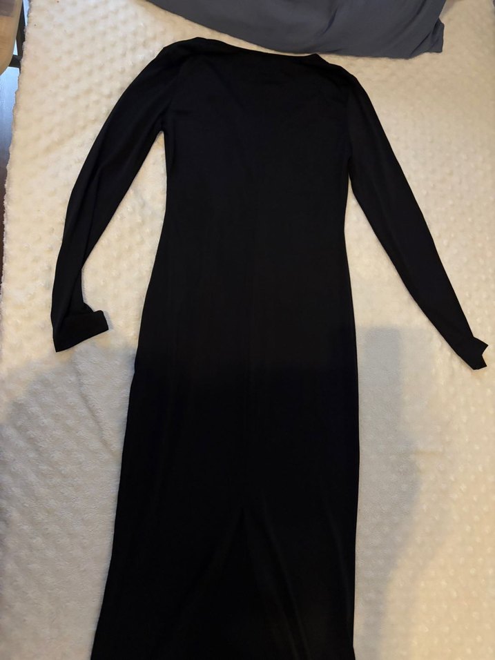 Siyah yırtmaçlı v yaka elbise - Görsel 2