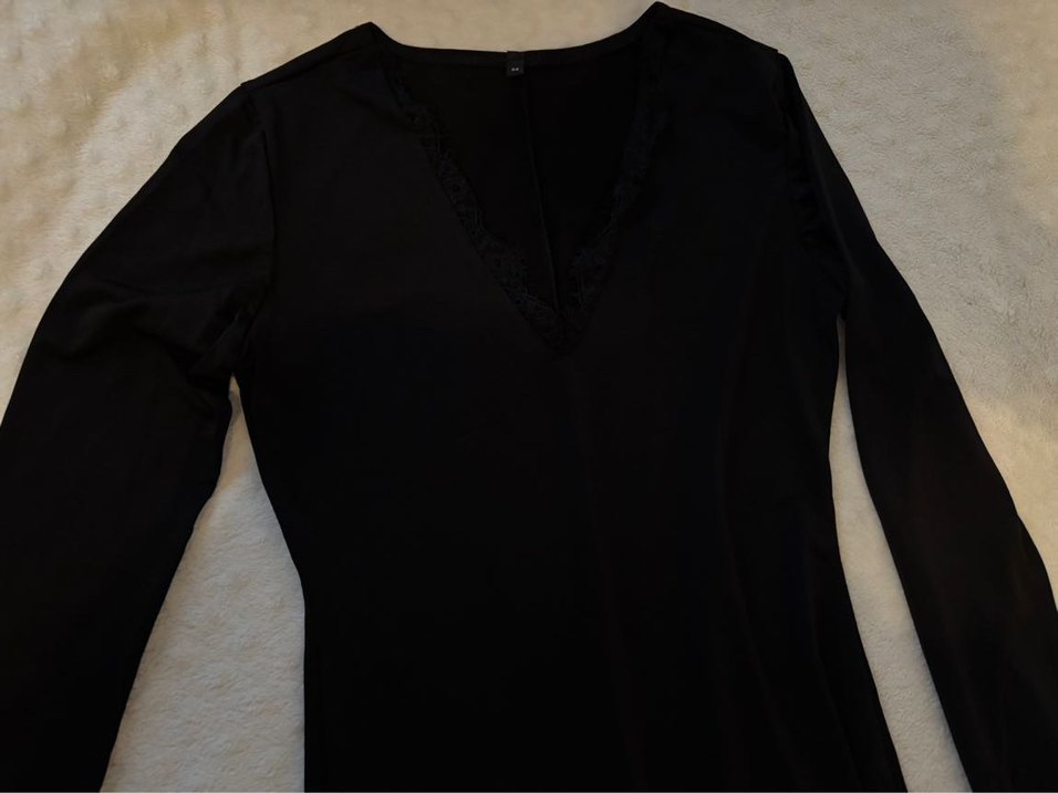 Siyah yırtmaçlı v yaka elbise - Görsel 5