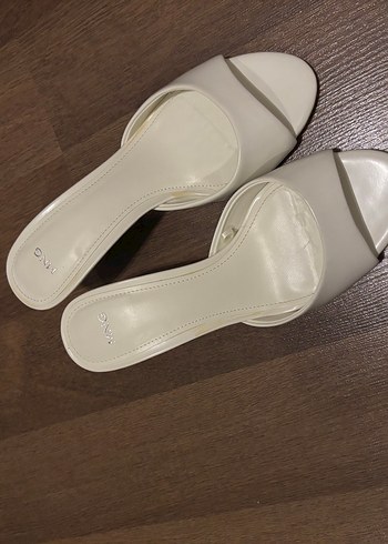 Beyaz topuklu terlik - Görsel 3