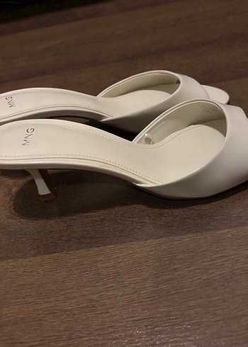 Beyaz topuklu terlik - Görsel 2