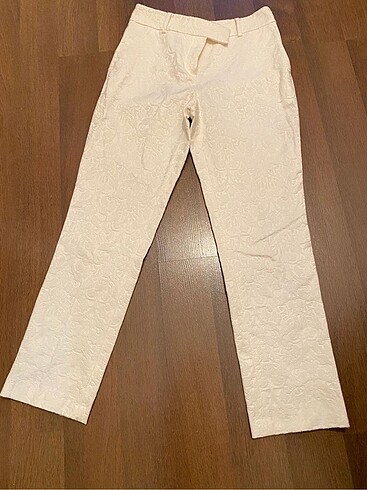 Aker desenli beyaz pantolon