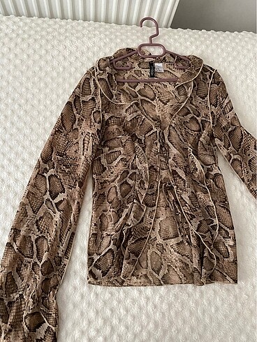 H&M yılan desenli transparan bluz