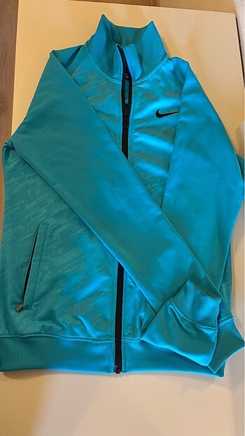Nike üst