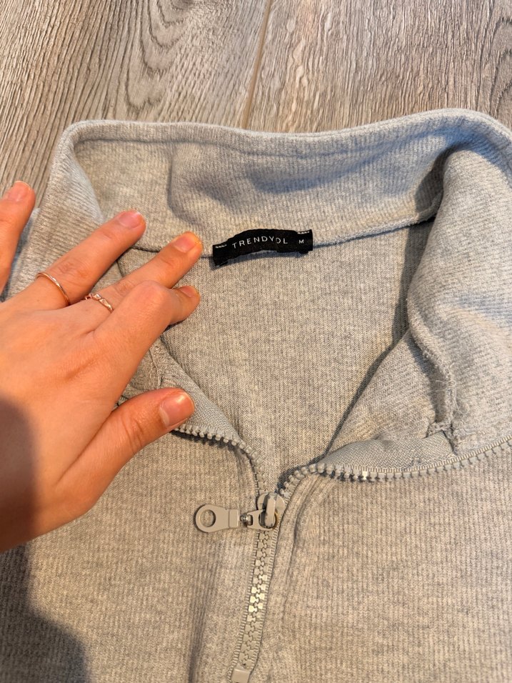 Gri Düğmeli Yüksek Yakalı Kadın Sweatshirt - Görsel 3