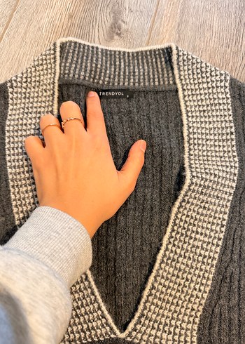 Gri V Yaka Örgü Kadın Süveter - Görsel 3