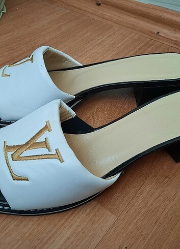 40 Beden Louis Vuitton Topuklu LV Terlik Sıfır Ürün Sadece Denenmiştir.